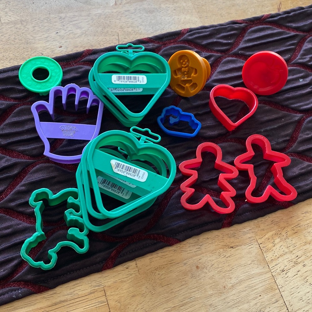 Vintage cookie cutters, Halloween,snowman,hearts,gingerbread peeps,Harry…